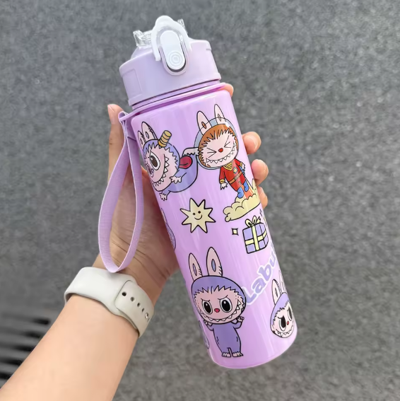 Nouvelle gourde Labubu pour enfants – design mignon et tendance, avec paille intégrée et sangle de transport.