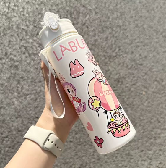 Nouvelle gourde Labubu pour enfants – design mignon et tendance, avec paille intégrée et sangle de transport.
